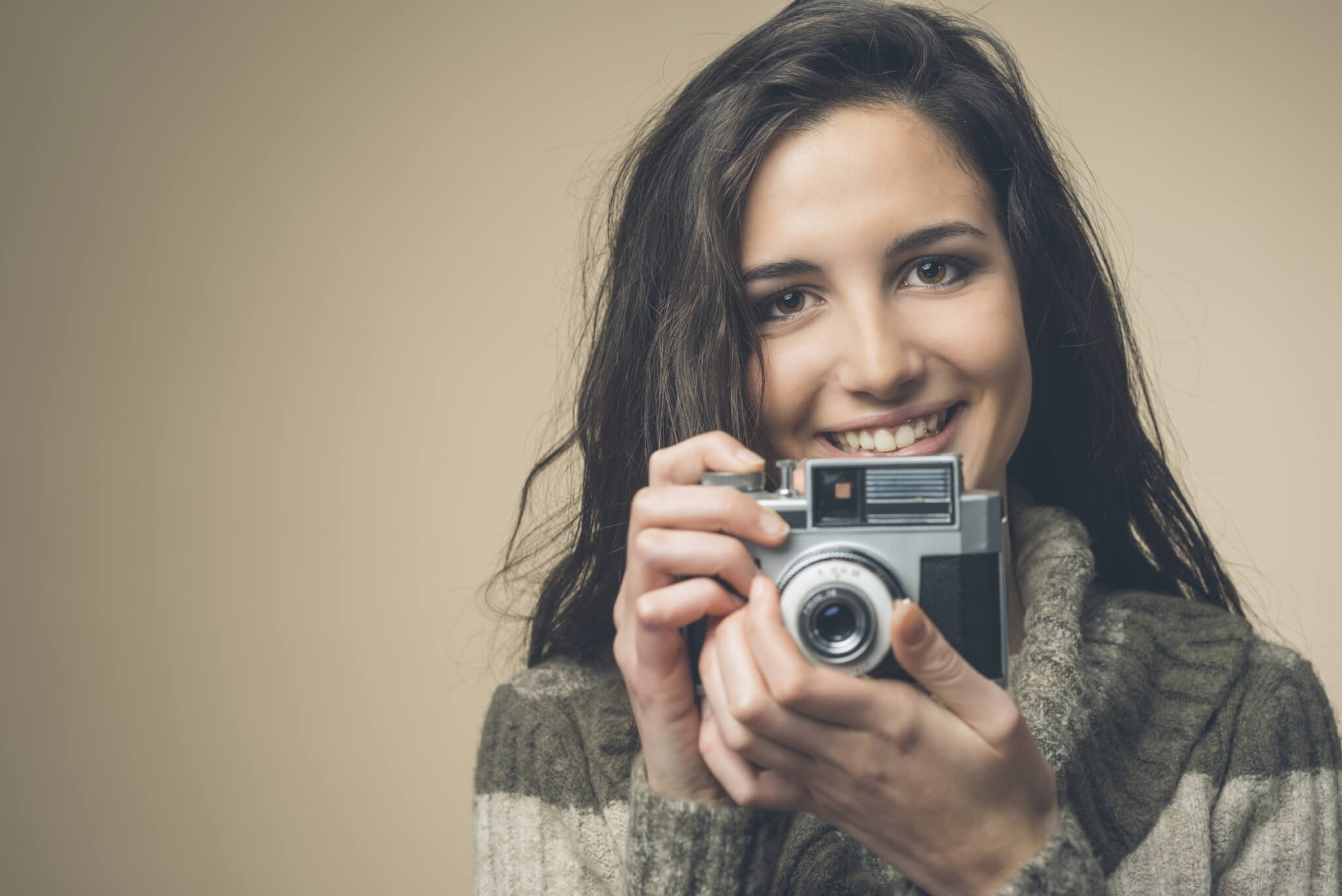 Young woman with vintage camera 000072402461 Large 1 jpg